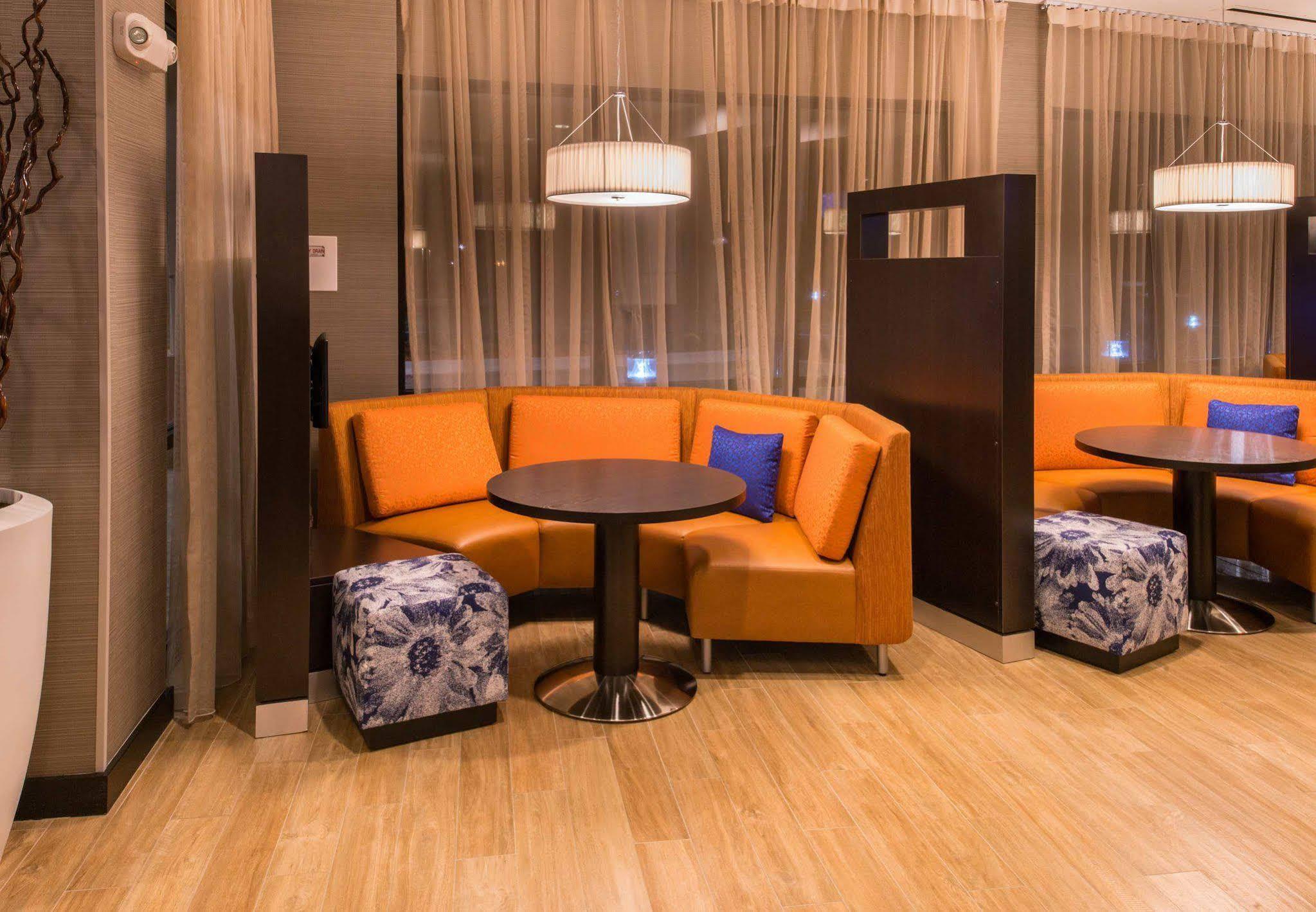 Courtyard By Marriott Jacksonville Bagian luar foto