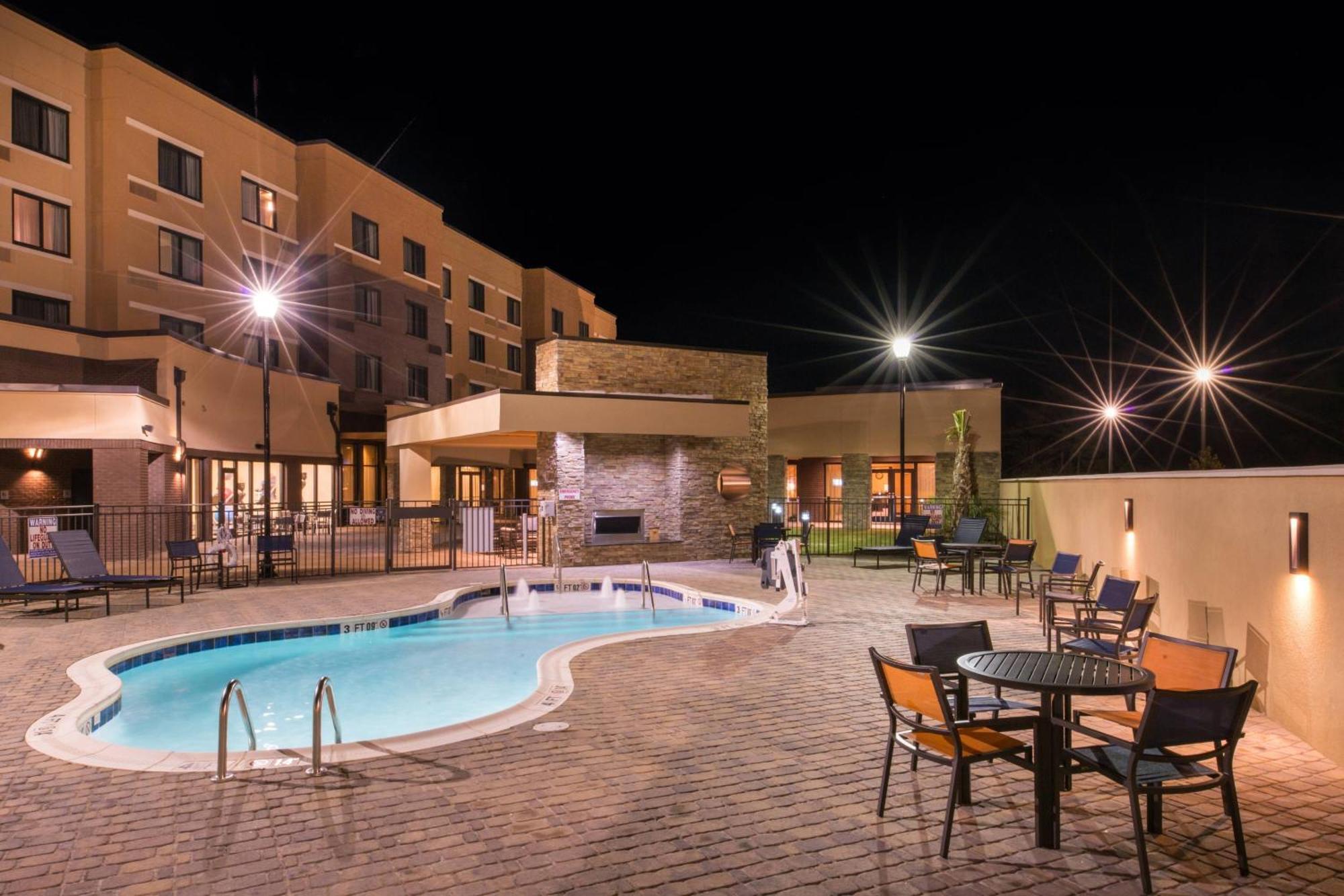 Courtyard By Marriott Jacksonville Bagian luar foto